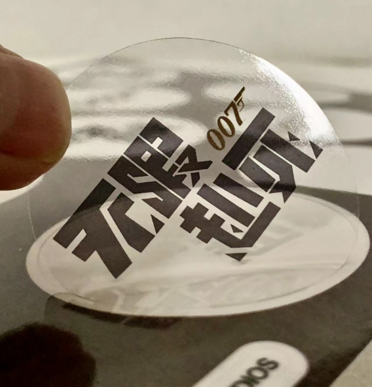 零元拍：兵人八脚《007：无暇赴死》官方电影周边：精美海报，棒球帽，工具套装，贴纸（无签名）。