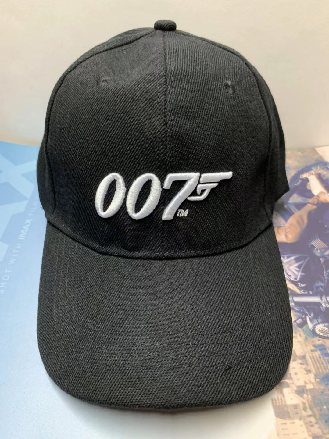 零元拍：兵人八脚《007：无暇赴死》官方电影周边：精美海报，棒球帽，工具套装，贴纸（无签名）。