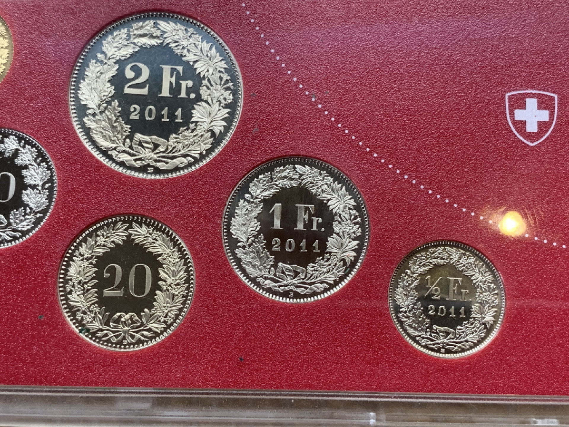 《竞宝斋》钱币微拍-第16场-本周日，周一2场连拍（全场顺丰包邮） 瑞士2011年原装套币带双色纪念章