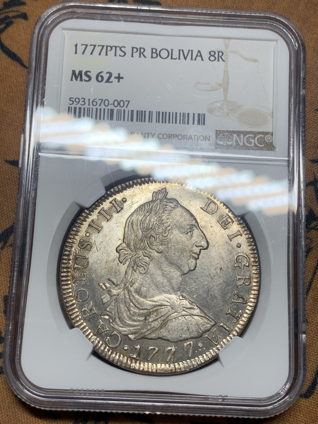 《竞宝斋》钱币微拍-第16场-本周日，周一2场连拍（全场顺丰包邮） NGC-MS62+  西属玻利维亚 1777 8里亚尔 人像双柱卡三  黄金包浆 超级稀缺品种  玻利维亚比墨西哥更稀少