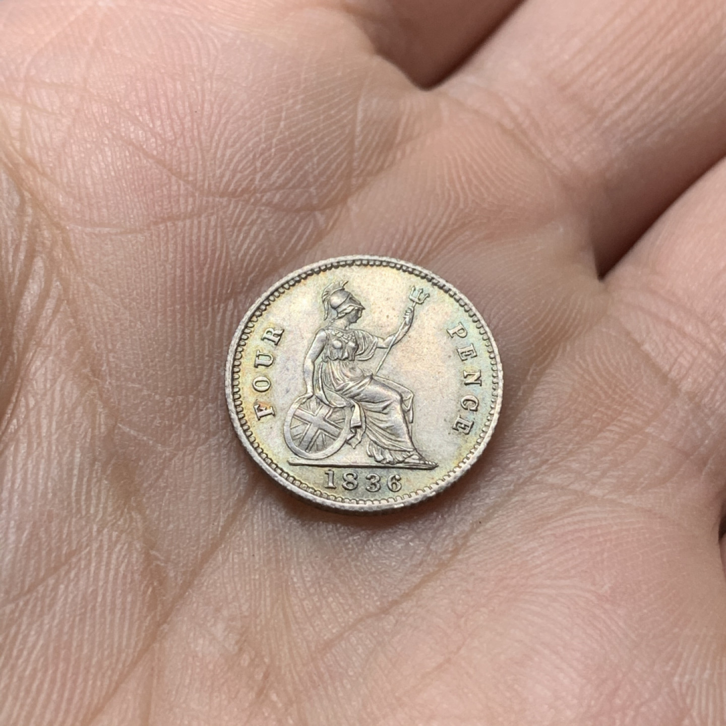 《竞宝斋》钱币微拍-第16场-本周日，周一2场连拍（全场顺丰包邮） 英国1836 威四 四便士一枚 银币老盒子包浆 状态一流