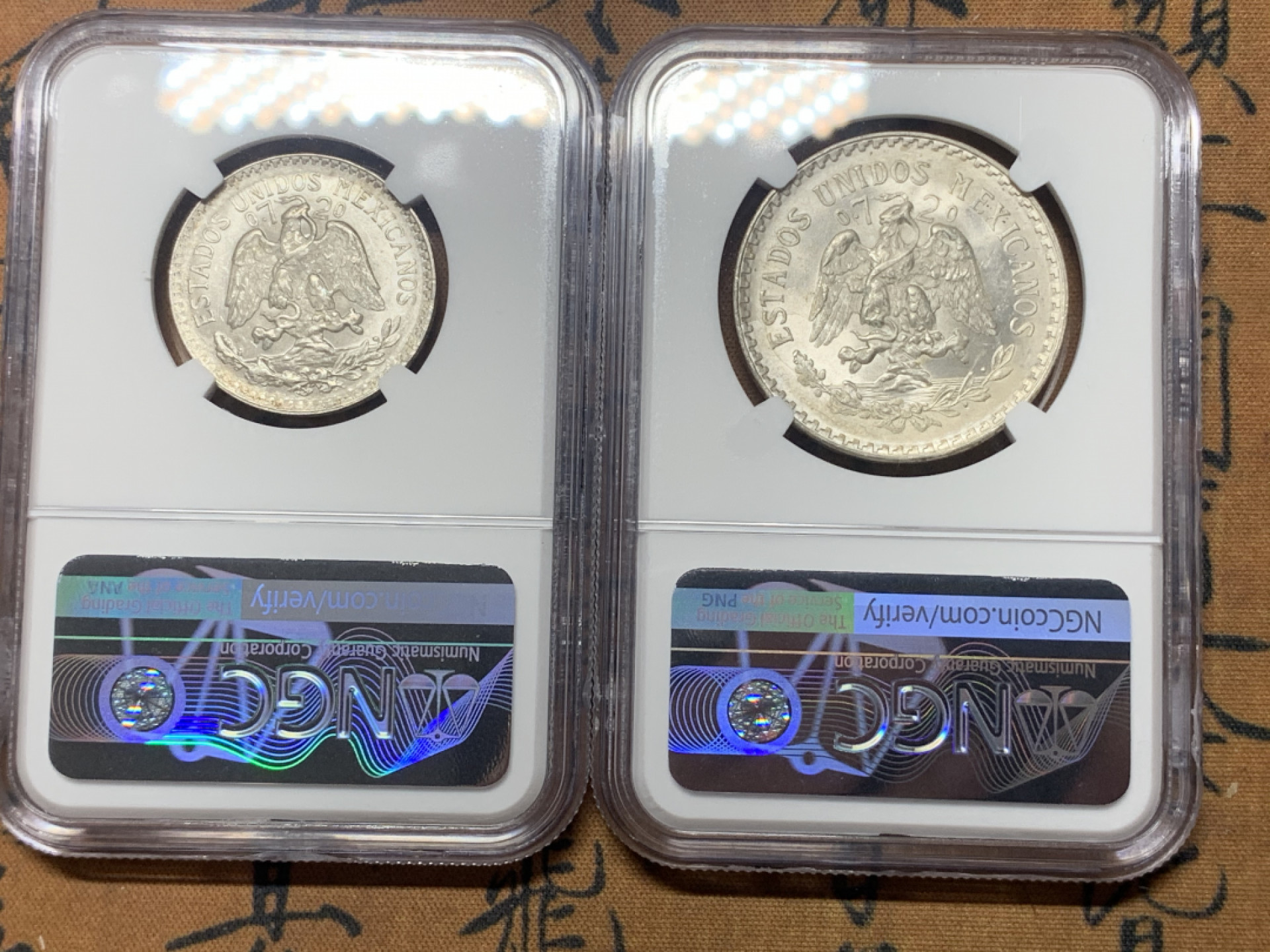 《竞宝斋》钱币微拍-第16场-本周日，周一2场连拍（全场顺丰包邮） NGC-MS64 墨西哥 1945年 1比索、50分鹰洋银币 原光包浆 二枚相同年份一起出！ 