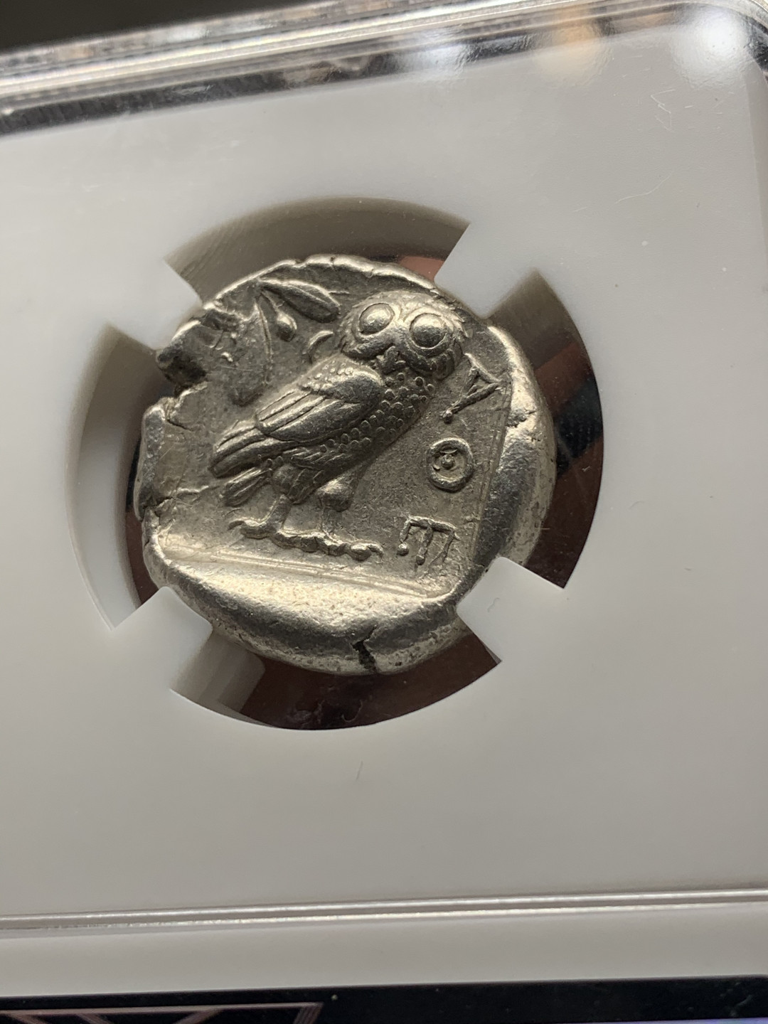 《竞宝斋》钱币微拍-第16场-本周日，周一2场连拍（全场顺丰包邮） 众诚详评CH XF 4/3分 古希腊 雅典娜猫头鹰 银币 面值4德拉克马，打制于2400多年前，见证了辉煌的波希战争和称霸爱琴海的提洛同盟，正面打制略偏移，背面猫头鹰、新月、橄榄与AOE图案完整。