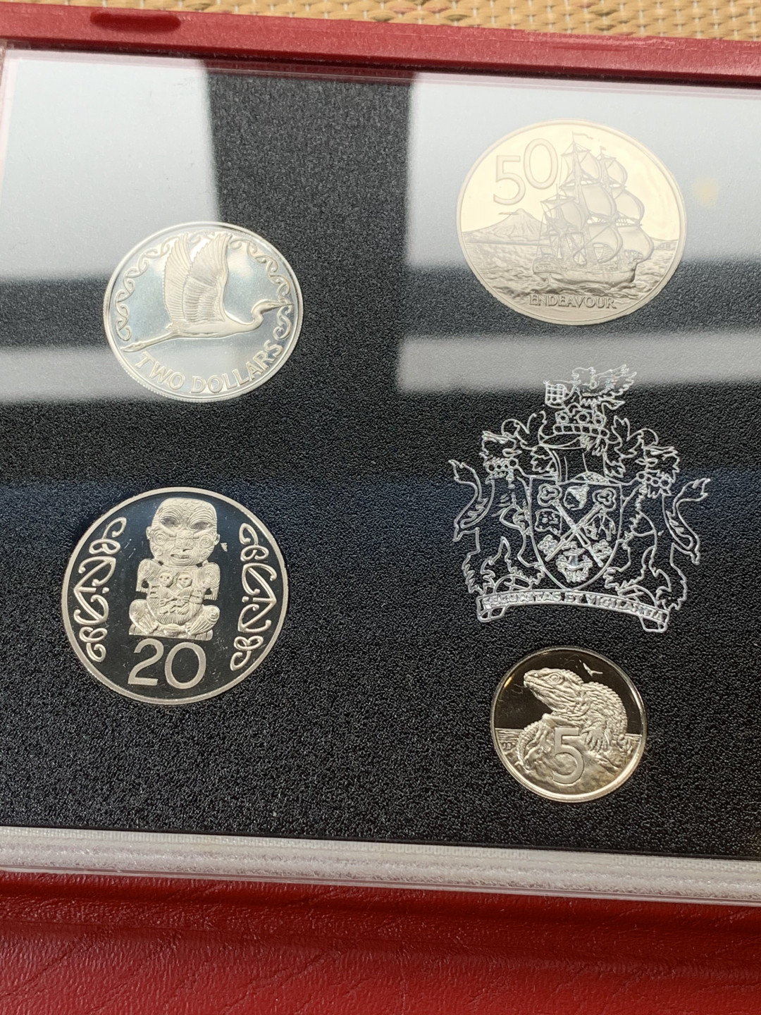 《竞宝斋》钱币微拍-第16场-本周日，周一2场连拍（全场顺丰包邮） 新西兰1990年原封精制套币带银币2枚