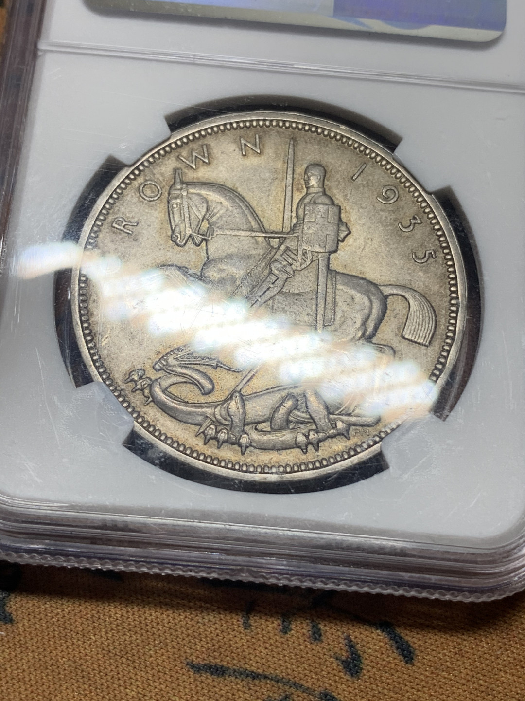 《竞宝斋》钱币微拍-第16场-本周日，周一2场连拍（全场顺丰包邮） NGC-MS62 英国 1935年 乔治五世 木马剑 银币 原味包浆，背面有转光