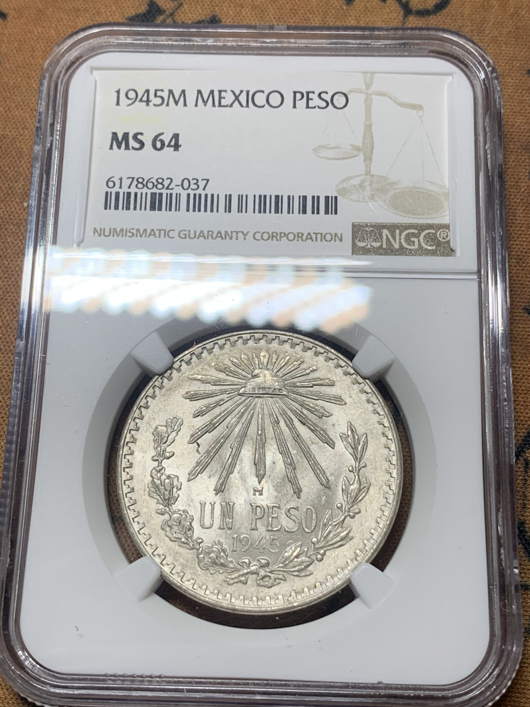 《竞宝斋》钱币微拍-第16场-本周日，周一2场连拍（全场顺丰包邮） NGC-MS64 墨西哥 1945年 1比索、50分鹰洋银币 原光包浆 二枚相同年份一起出！ 