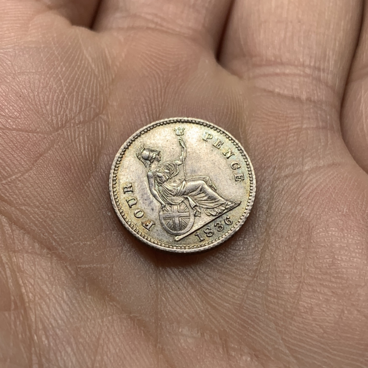 《竞宝斋》钱币微拍-第16场-本周日，周一2场连拍（全场顺丰包邮） 英国1836 威四 四便士一枚 银币老盒子包浆 状态一流