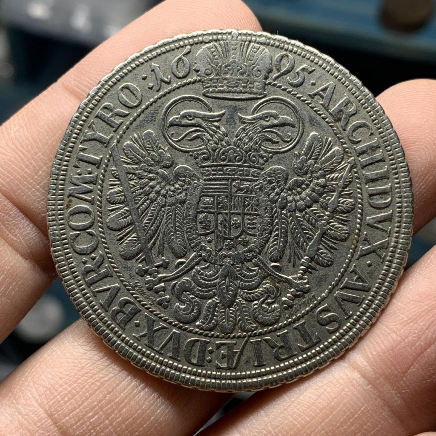 《竞宝斋》钱币微拍-第16场-本周日，周一2场连拍（全场顺丰包邮） 神圣罗马帝国 1695 年 猪嘴泰勒  （18-19世纪家族复刻版）正面5点处有标识