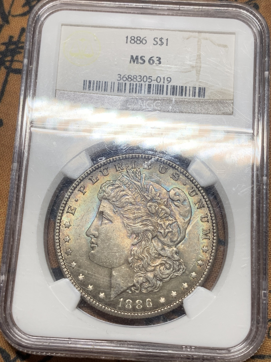 《竞宝斋》钱币微拍-第16场-本周日，周一2场连拍（全场顺丰包邮） NGC-MS63 美国 1886年 1Dollar 摩根银币 双面深五彩难得 非常耐看