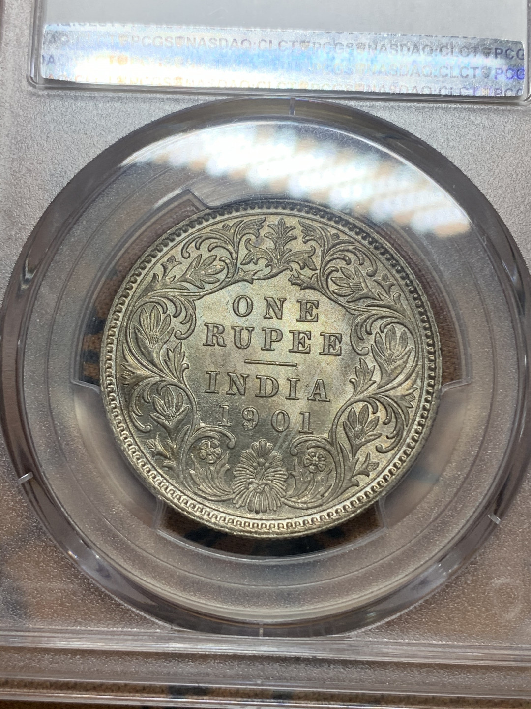 《竞宝斋》钱币微拍-第16场-本周日，周一2场连拍（全场顺丰包邮） PCGS-MS64 英属印度 1901-C 小维卢比 银币 淡五彩包浆