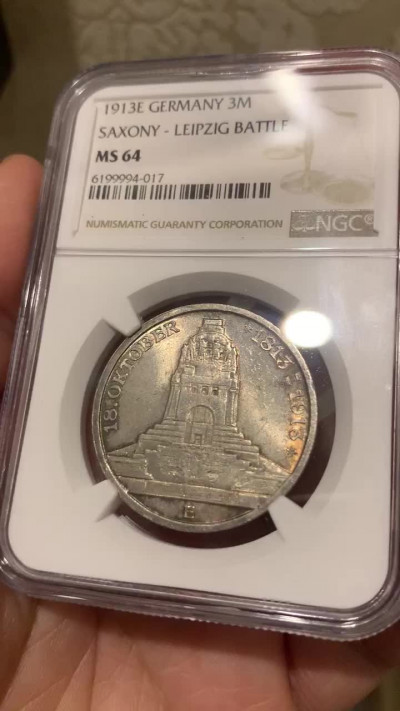 《竞宝斋》钱币微拍-第16场-本周日，周一2场连拍（全场顺丰包邮） NGC-64 1913德国莱比锡建功碑三马克，纪念击败拿破仑的决定性战役的纪念碑，普制发行量100万枚，转光带彩，很漂亮的一枚