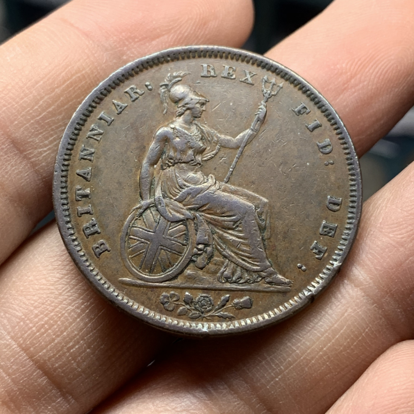 《竞宝斋》钱币微拍-第16场-本周日，周一2场连拍（全场顺丰包邮） 英国1834 威四 一便士 头发处略有磨损 整体币面无划痕 状态极美