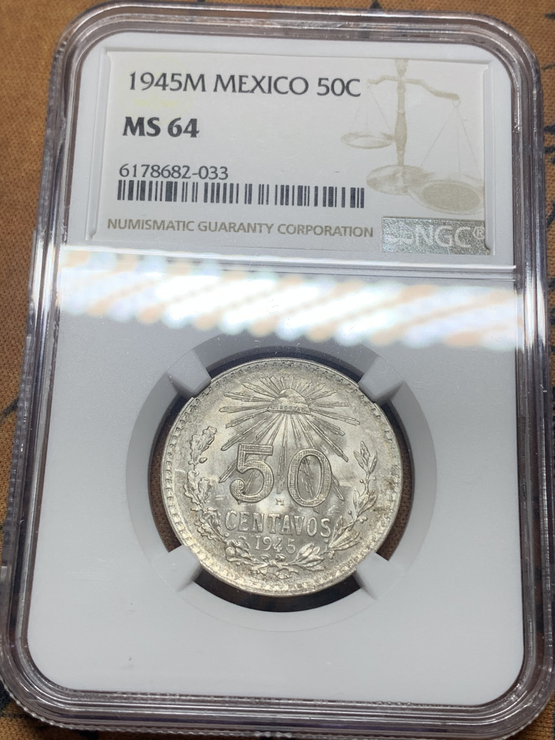 《竞宝斋》钱币微拍-第16场-本周日，周一2场连拍（全场顺丰包邮） NGC-MS64 墨西哥 1945年 1比索、50分鹰洋银币 原光包浆 二枚相同年份一起出！ 