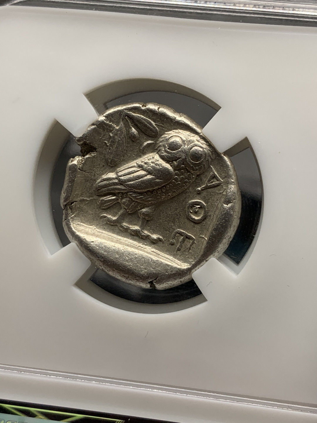 《竞宝斋》钱币微拍-第16场-本周日，周一2场连拍（全场顺丰包邮） 众诚详评CH XF 4/3分 古希腊 雅典娜猫头鹰 银币 面值4德拉克马，打制于2400多年前，见证了辉煌的波希战争和称霸爱琴海的提洛同盟，正面打制略偏移，背面猫头鹰、新月、橄榄与AOE图案完整。