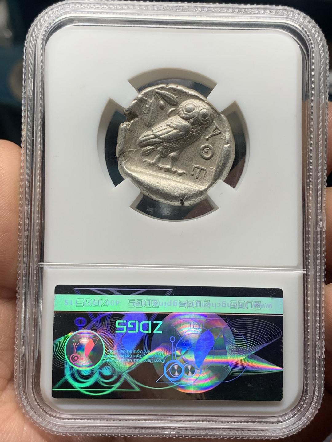 《竞宝斋》钱币微拍-第16场-本周日，周一2场连拍（全场顺丰包邮） 众诚详评CH XF 4/3分 古希腊 雅典娜猫头鹰 银币 面值4德拉克马，打制于2400多年前，见证了辉煌的波希战争和称霸爱琴海的提洛同盟，正面打制略偏移，背面猫头鹰、新月、橄榄与AOE图案完整。