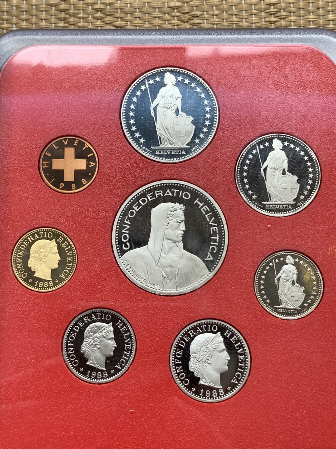 《竞宝斋》钱币微拍-第16场-本周日，周一2场连拍（全场顺丰包邮） 瑞士1988年原封精制套币，保存完好