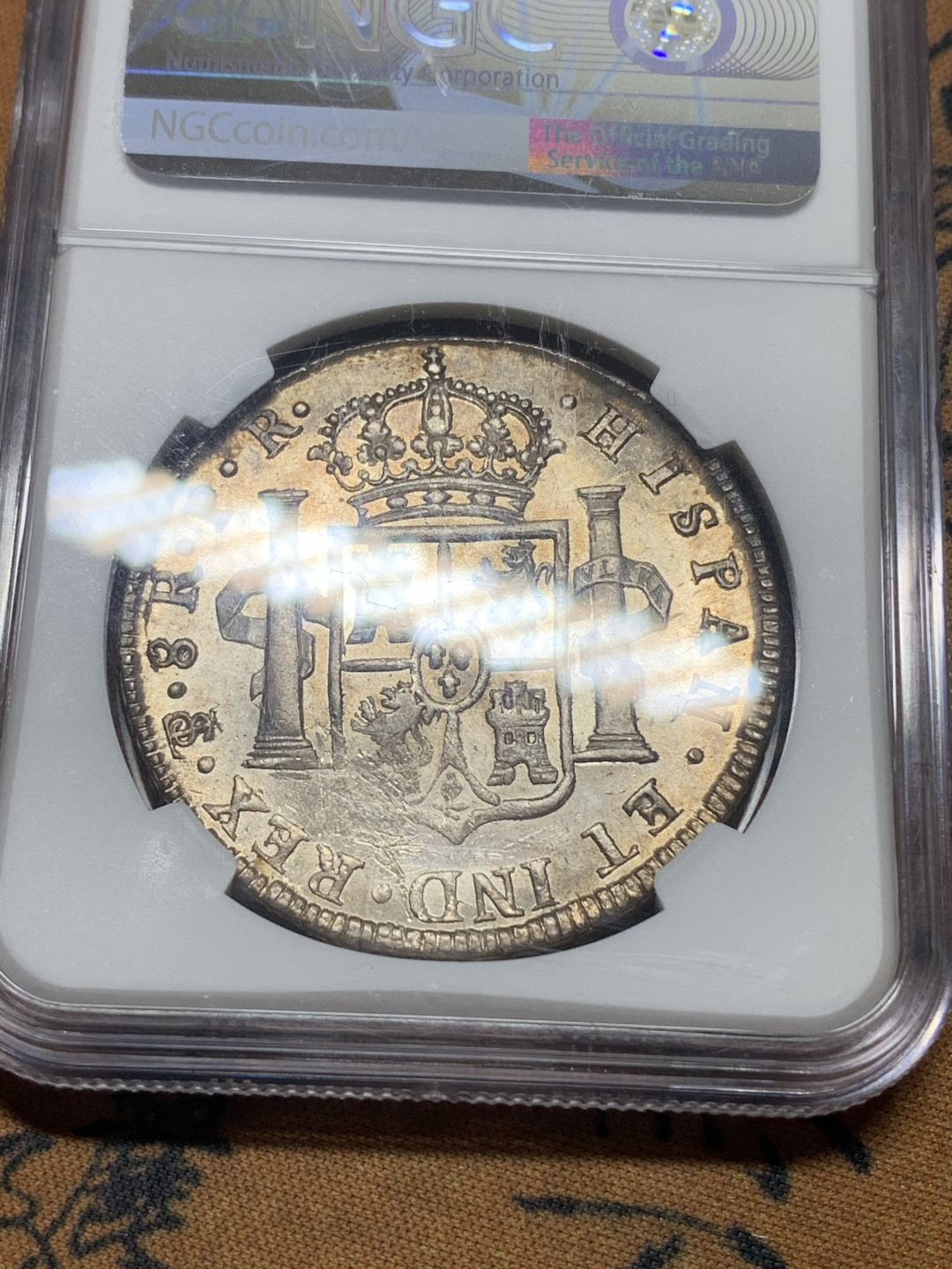 《竞宝斋》钱币微拍-第16场-本周日，周一2场连拍（全场顺丰包邮） NGC-MS62+  西属玻利维亚 1777 8里亚尔 人像双柱卡三  黄金包浆 超级稀缺品种  玻利维亚比墨西哥更稀少