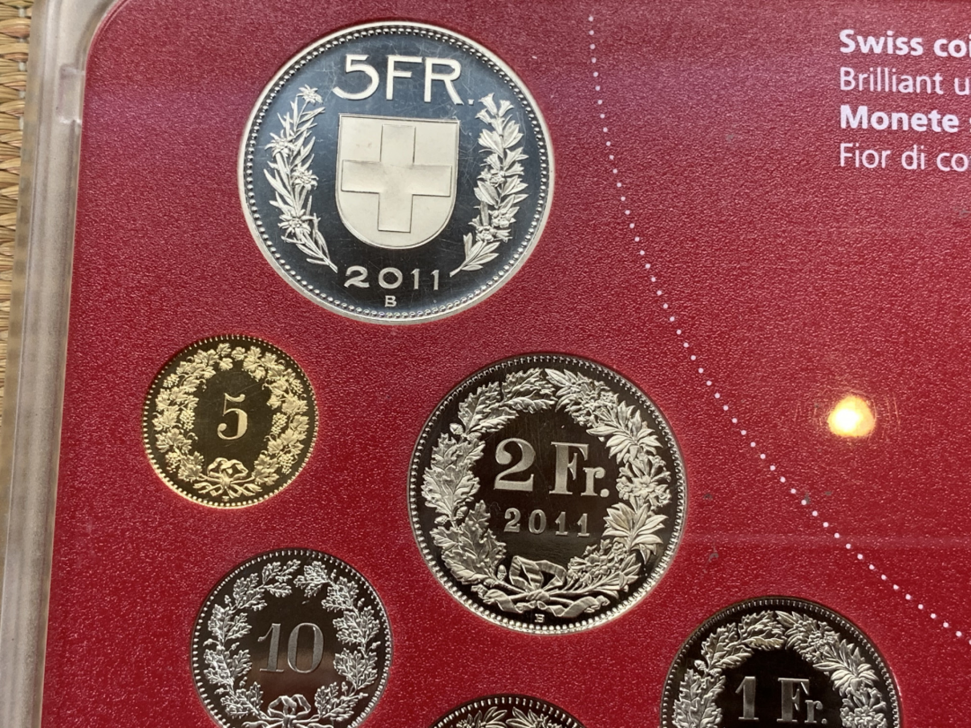 《竞宝斋》钱币微拍-第16场-本周日，周一2场连拍（全场顺丰包邮） 瑞士2011年原装套币带双色纪念章