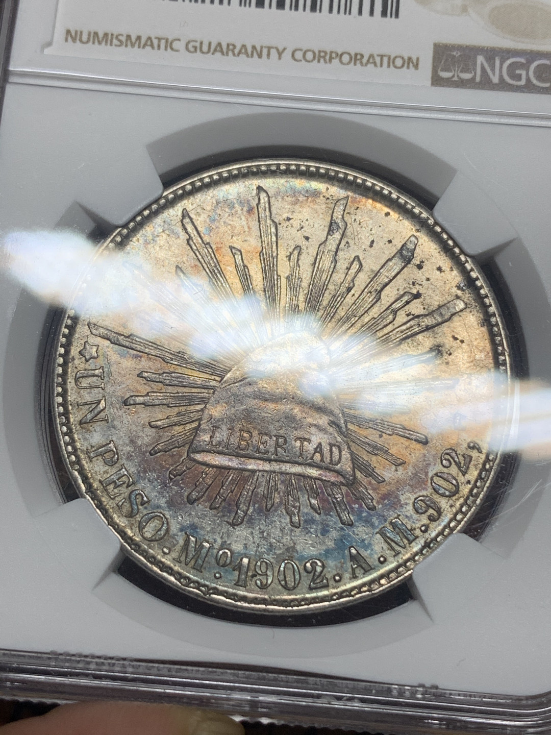 《竞宝斋》钱币微拍-第16场-本周日，周一2场连拍（全场顺丰包邮） NGC-AUD 墨西哥 1902年 MO 1比索 鹰洋银币 好年份五彩包浆相当漂亮！