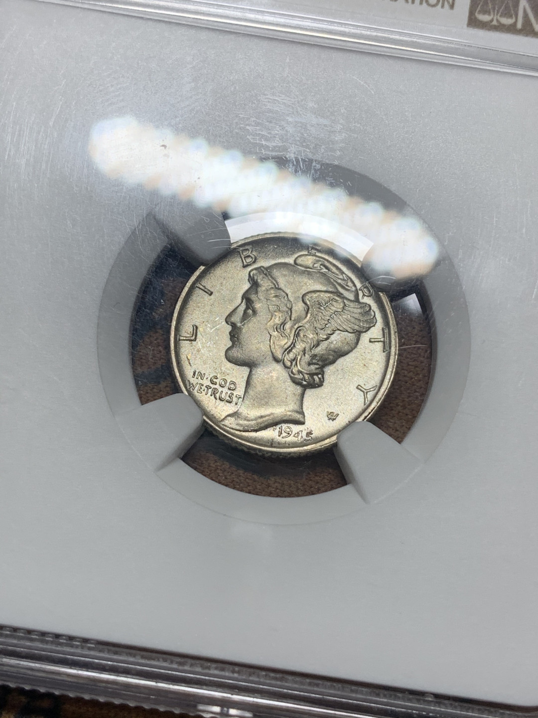 《竞宝斋》钱币微拍-第16场-本周日，周一2场连拍（全场顺丰包邮） NGC-MS64 美国 1945年 10分 银币 正面墨丘利，背面束棒，打制深峻，转光极强，地板有霜面银光