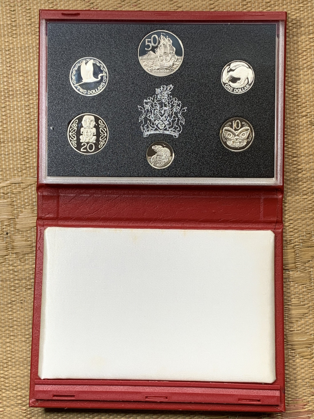 《竞宝斋》钱币微拍-第16场-本周日，周一2场连拍（全场顺丰包邮） 新西兰1990年原封精制套币带银币2枚