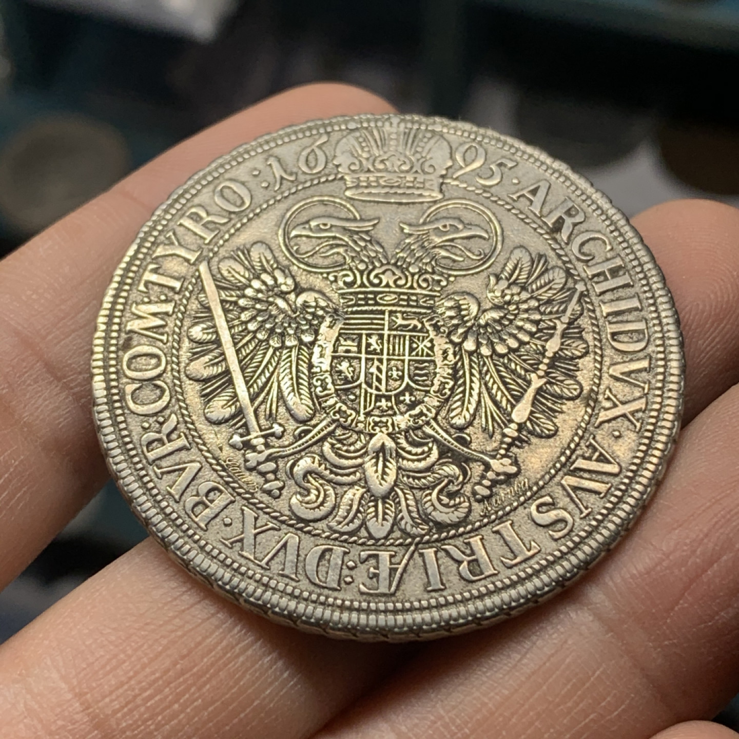 《竞宝斋》钱币微拍-第16场-本周日，周一2场连拍（全场顺丰包邮） 神圣罗马帝国 1695 年 猪嘴泰勒  （18-19世纪家族复刻版）正面5点处有标识