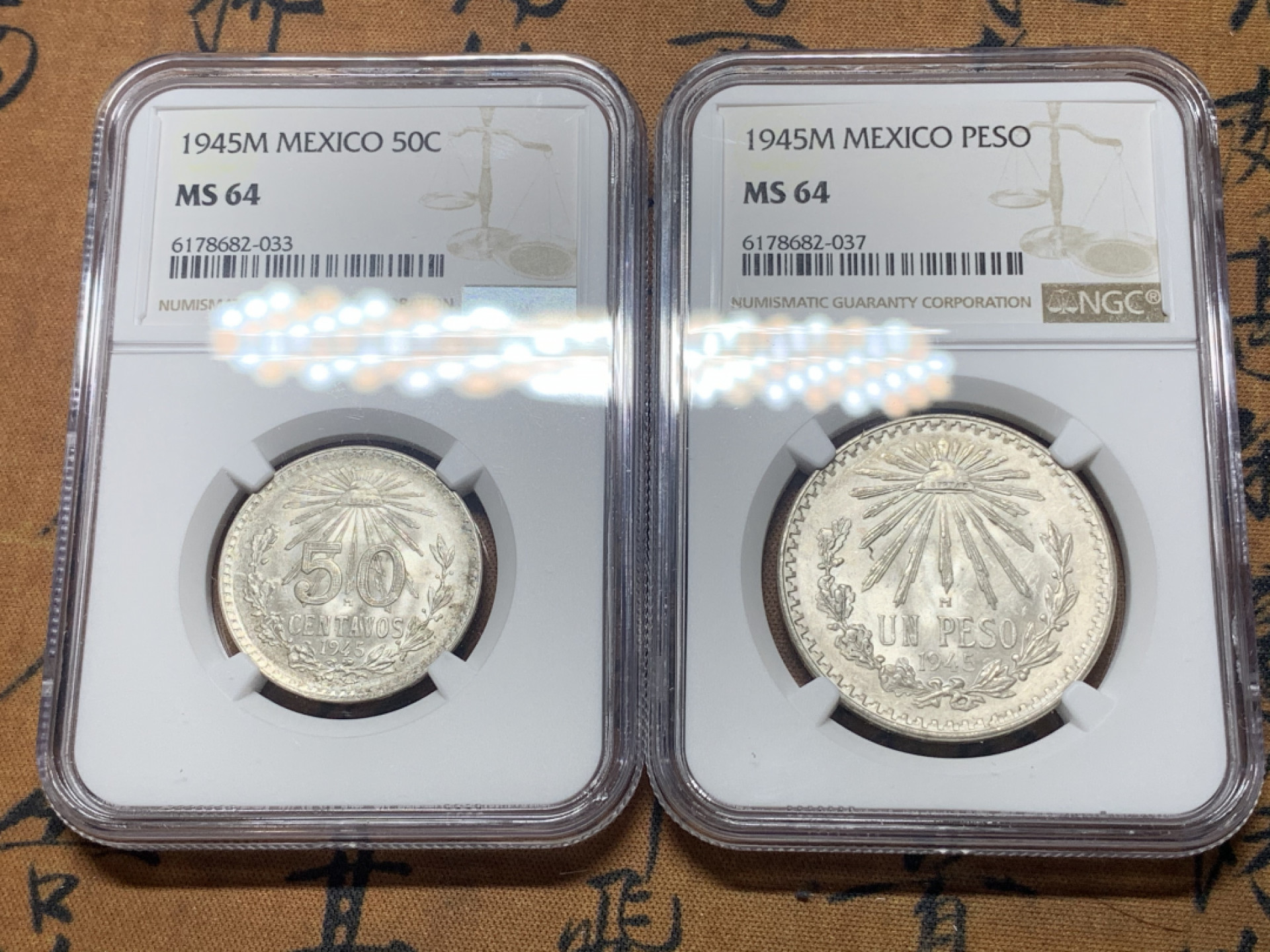 《竞宝斋》钱币微拍-第16场-本周日，周一2场连拍（全场顺丰包邮） NGC-MS64 墨西哥 1945年 1比索、50分鹰洋银币 原光包浆 二枚相同年份一起出！ 