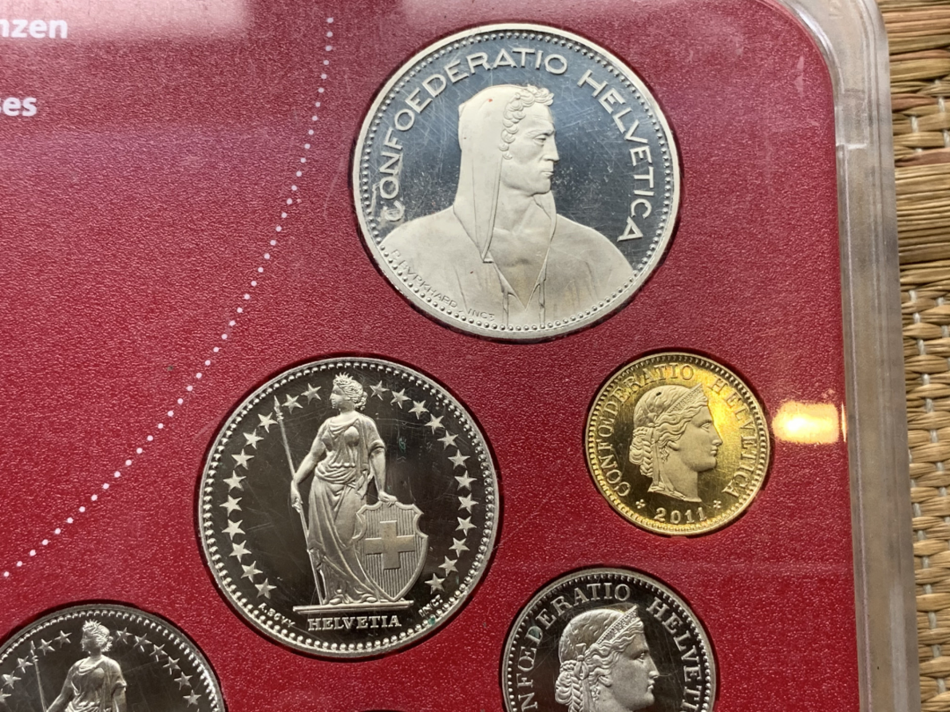 《竞宝斋》钱币微拍-第16场-本周日，周一2场连拍（全场顺丰包邮） 瑞士2011年原装套币带双色纪念章