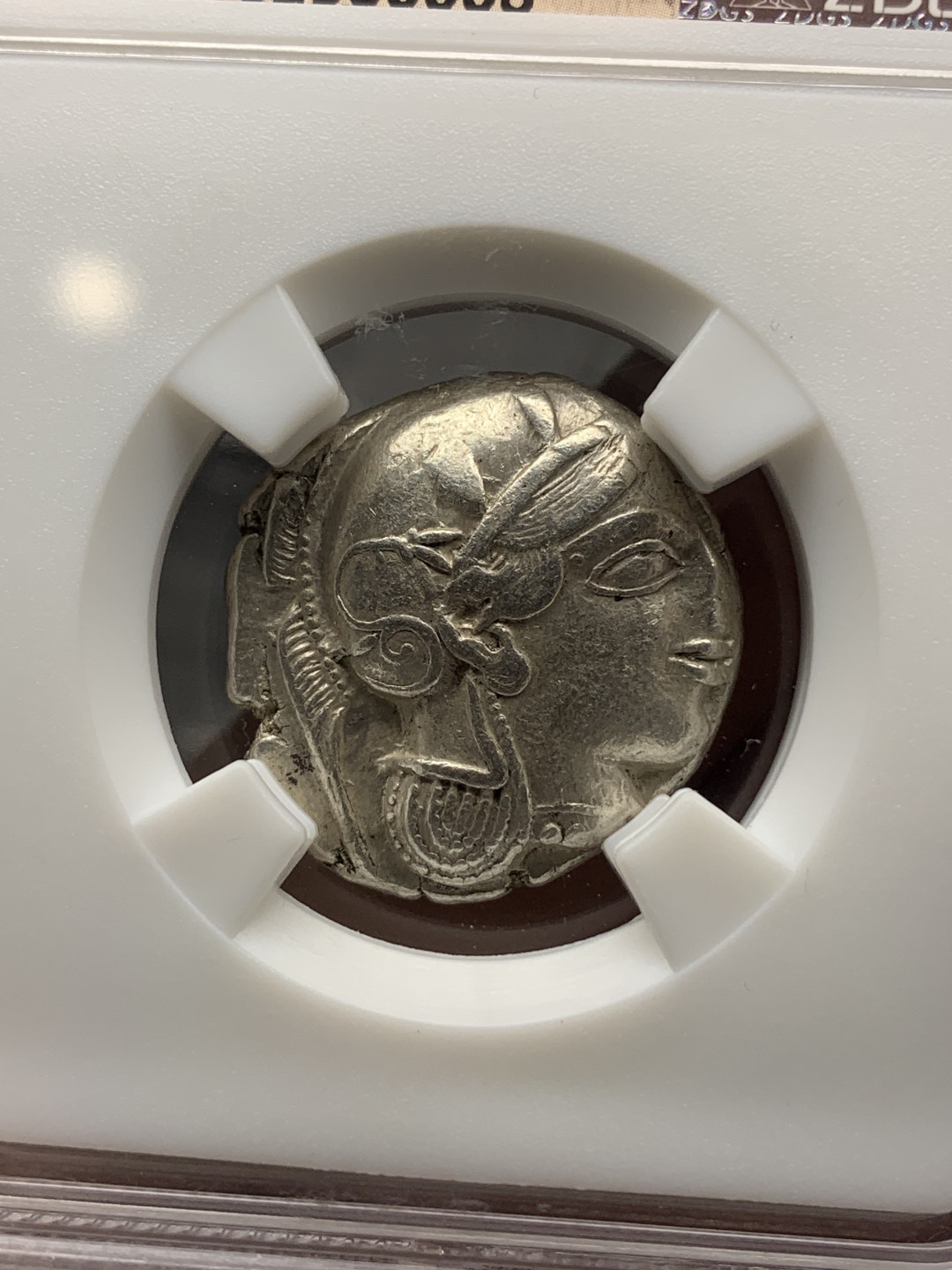《竞宝斋》钱币微拍-第16场-本周日，周一2场连拍（全场顺丰包邮） 众诚详评CH XF 4/3分 古希腊 雅典娜猫头鹰 银币 面值4德拉克马，打制于2400多年前，见证了辉煌的波希战争和称霸爱琴海的提洛同盟，正面打制略偏移，背面猫头鹰、新月、橄榄与AOE图案完整。