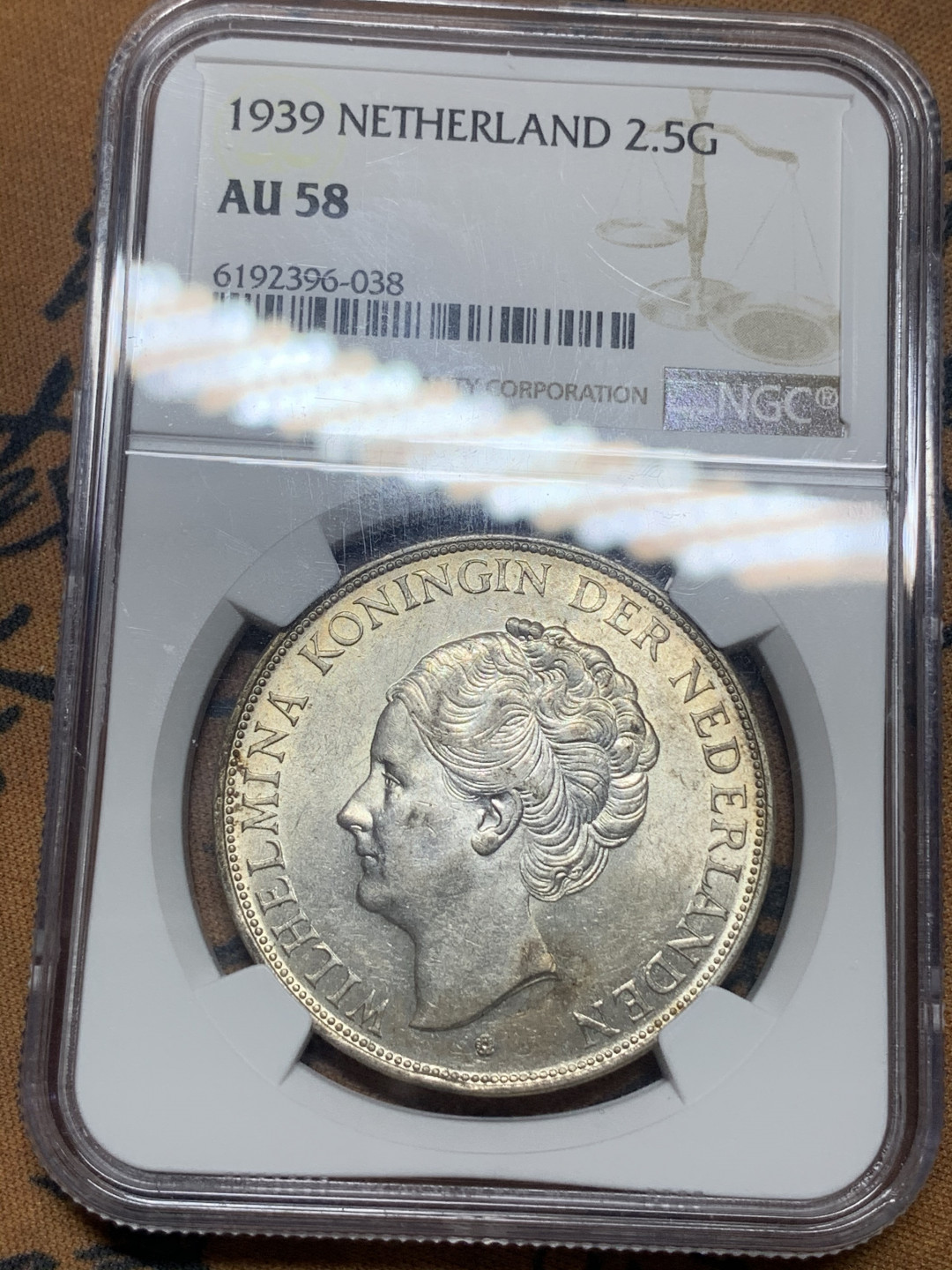 《竞宝斋》钱币微拍-第16场-本周日，周一2场连拍（全场顺丰包邮） NGC-AU58 荷兰 1939年 威廉明娜女王 2.5盾 银币 正反面均有强烈转光，时值德国入侵前夜，荷兰本土铸造的二战前最后一批主银币