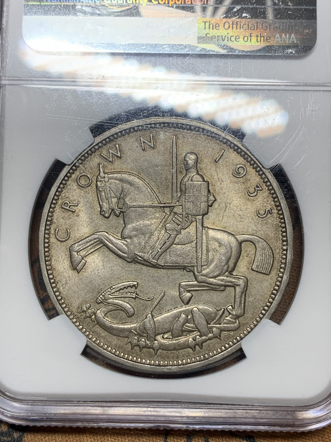 《竞宝斋》钱币微拍-第16场-本周日，周一2场连拍（全场顺丰包邮） NGC-MS62 英国 1935年 乔治五世 木马剑 银币 原味包浆，背面有转光