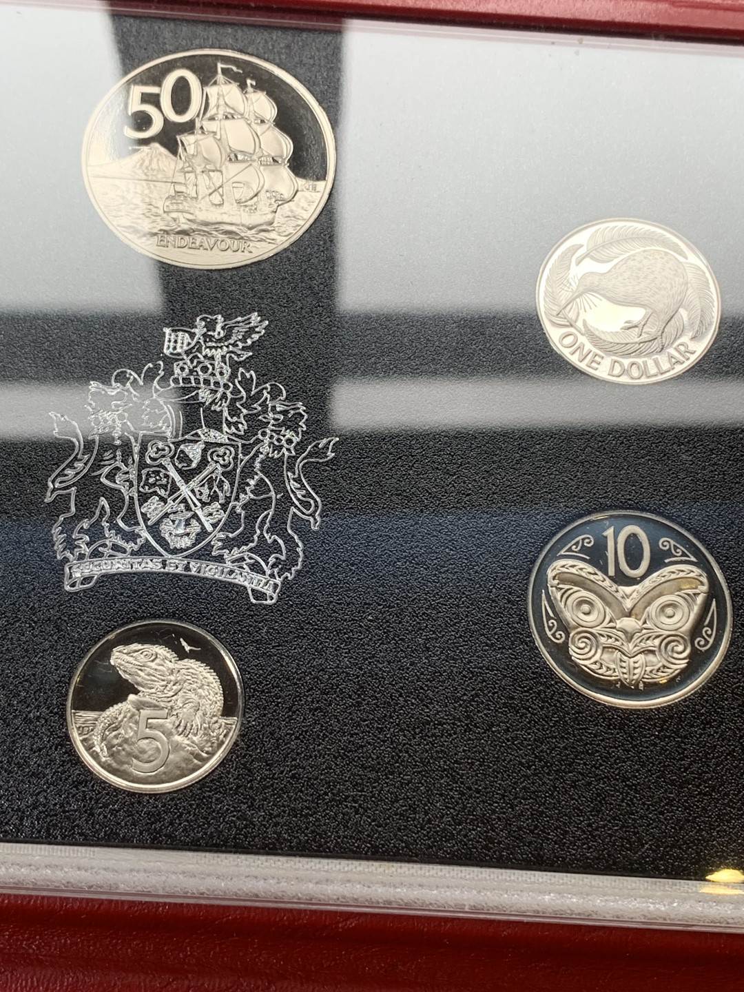 《竞宝斋》钱币微拍-第16场-本周日，周一2场连拍（全场顺丰包邮） 新西兰1990年原封精制套币带银币2枚