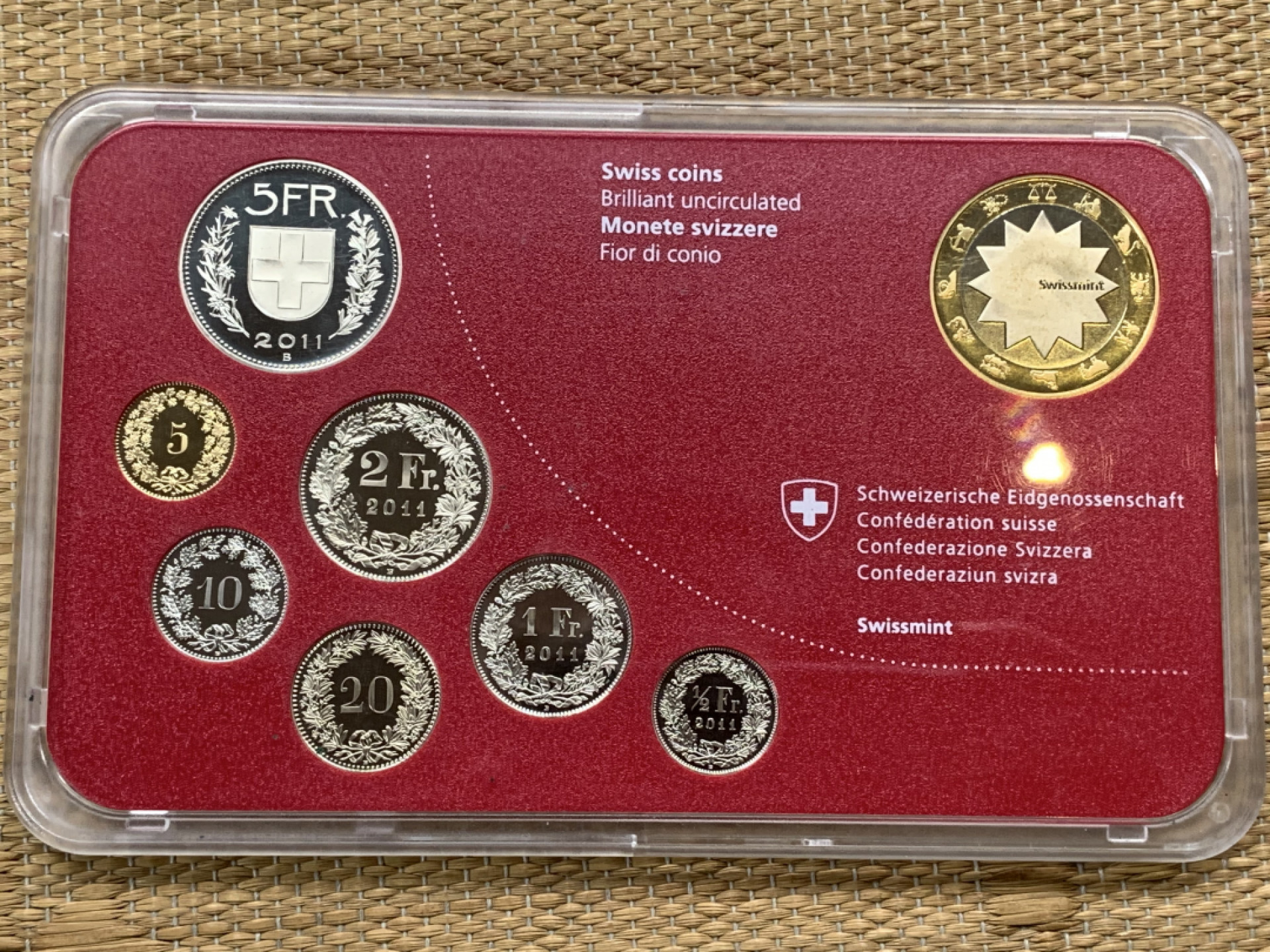 《竞宝斋》钱币微拍-第16场-本周日，周一2场连拍（全场顺丰包邮） 瑞士2011年原装套币带双色纪念章