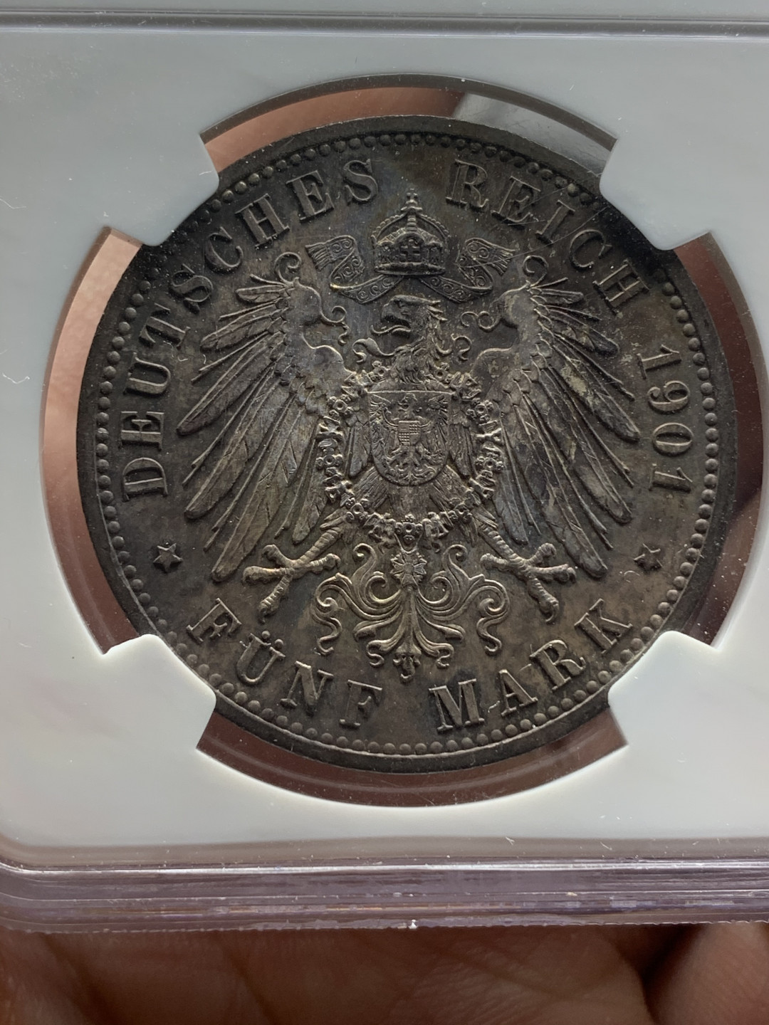 《竞宝斋》钱币微拍-第16场-本周日，周一2场连拍（全场顺丰包邮） ngc-ms63 1901年 德国普鲁士建国5马克 双面紫黑五彩究极浓郁包浆 国币大佬的最爱 实物惊艳