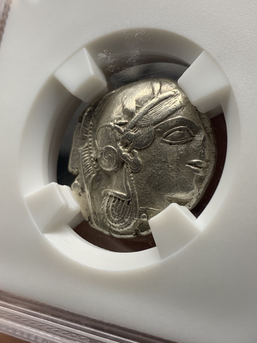 《竞宝斋》钱币微拍-第16场-本周日，周一2场连拍（全场顺丰包邮） 众诚详评CH XF 4/3分 古希腊 雅典娜猫头鹰 银币 面值4德拉克马，打制于2400多年前，见证了辉煌的波希战争和称霸爱琴海的提洛同盟，正面打制略偏移，背面猫头鹰、新月、橄榄与AOE图案完整。