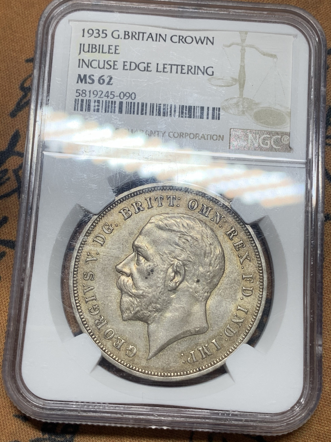 《竞宝斋》钱币微拍-第16场-本周日，周一2场连拍（全场顺丰包邮） NGC-MS62 英国 1935年 乔治五世 木马剑 银币 原味包浆，背面有转光