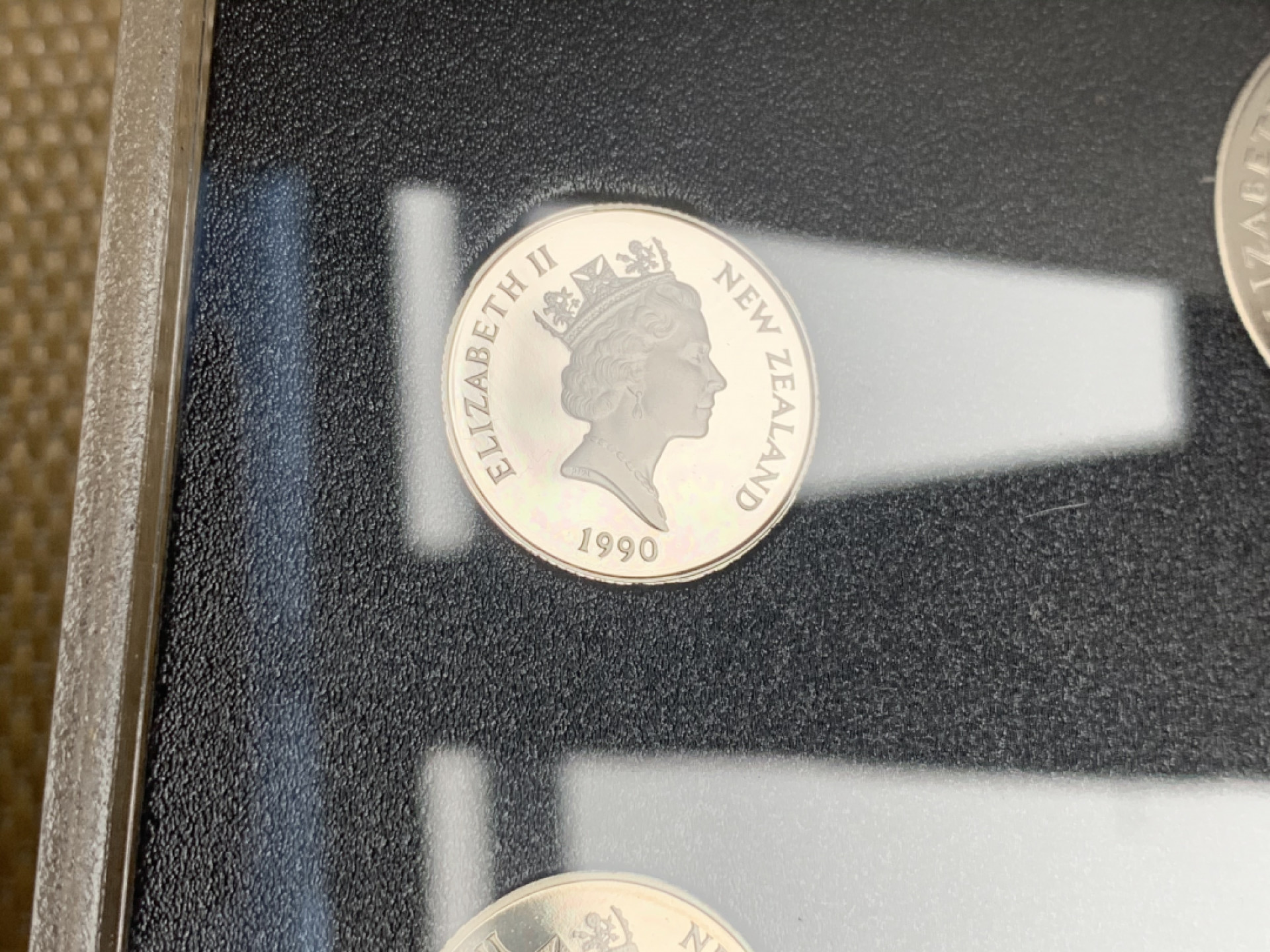 《竞宝斋》钱币微拍-第16场-本周日，周一2场连拍（全场顺丰包邮） 新西兰1990年原封精制套币带银币2枚