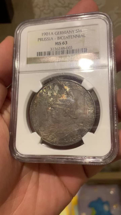 《竞宝斋》钱币微拍-第16场-本周日，周一2场连拍（全场顺丰包邮） ngc-ms63 1901年 德国普鲁士建国5马克 双面紫黑五彩究极浓郁包浆 国币大佬的最爱 实物惊艳