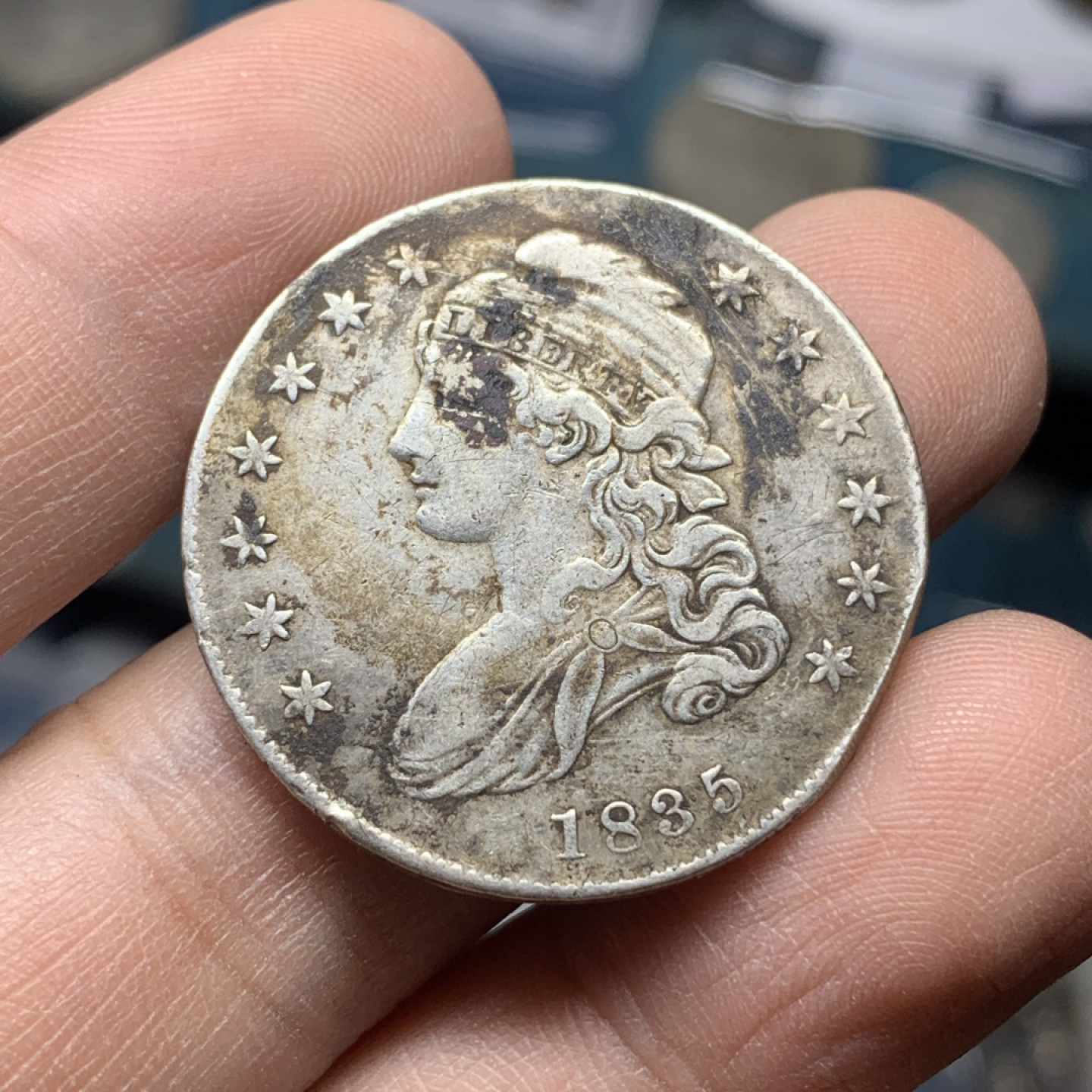 《竞宝斋》钱币微拍-第16场-本周日，周一2场连拍（全场顺丰包邮） 美国 1835 年 大披发 半美元银币 状态不错，边有一段锉痕