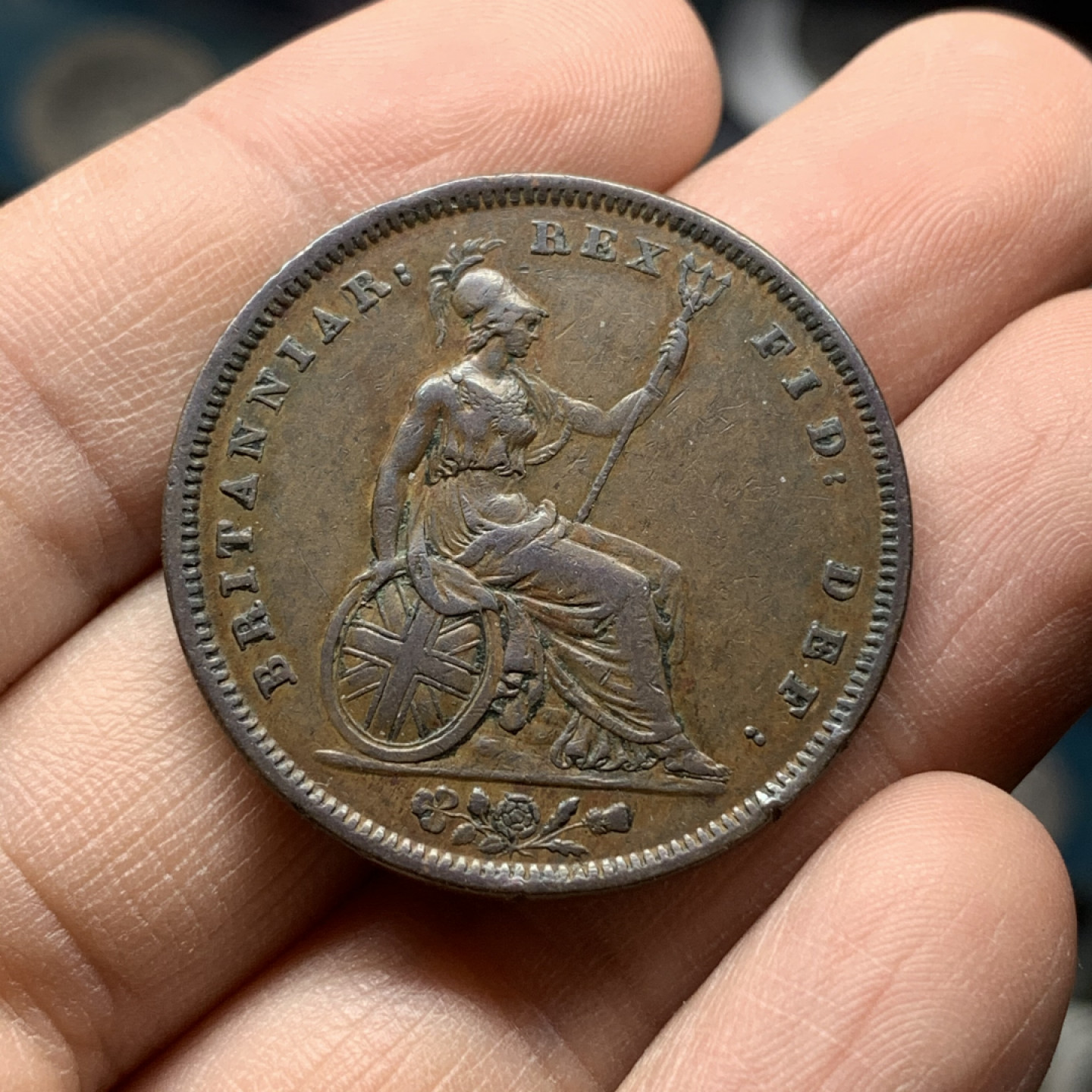 《竞宝斋》钱币微拍-第16场-本周日，周一2场连拍（全场顺丰包邮） 英国1834 威四 一便士 头发处略有磨损 整体币面无划痕 状态极美