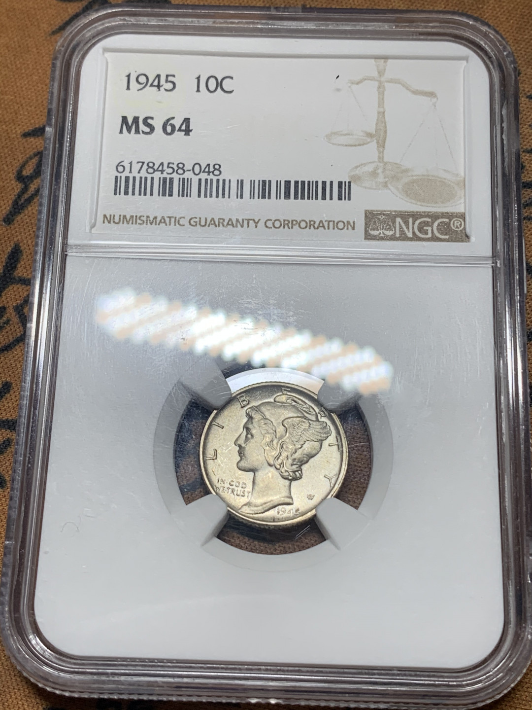 《竞宝斋》钱币微拍-第16场-本周日，周一2场连拍（全场顺丰包邮） NGC-MS64 美国 1945年 10分 银币 正面墨丘利，背面束棒，打制深峻，转光极强，地板有霜面银光