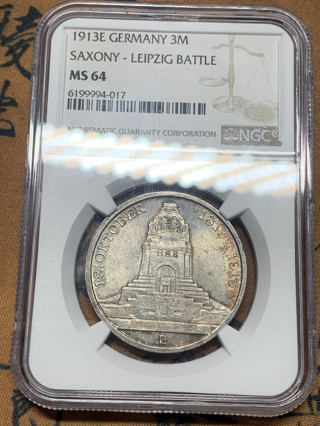 《竞宝斋》钱币微拍-第16场-本周日，周一2场连拍（全场顺丰包邮） NGC-64 1913德国莱比锡建功碑三马克，纪念击败拿破仑的决定性战役的纪念碑，普制发行量100万枚，转光带彩，很漂亮的一枚