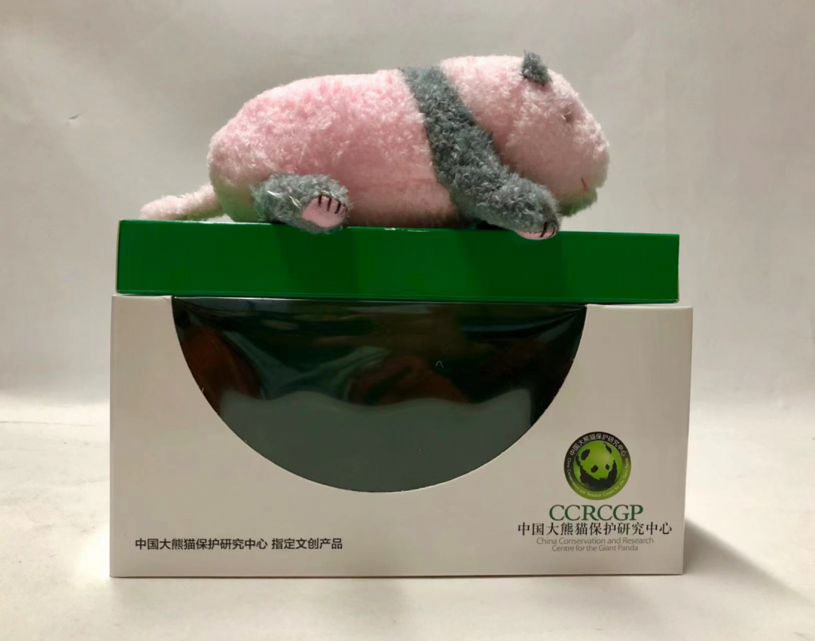零元拍：丫丫终于回家啦，特别奉献歪歪老师为迎接丫丫回家创作亲笔签名绘画《欢迎丫丫回家》，拍中还赠送中国大熊猫保护研究中心指定文创：20天龄熊猫幼崽 毛绒公仔一只哦，全新无拆。
