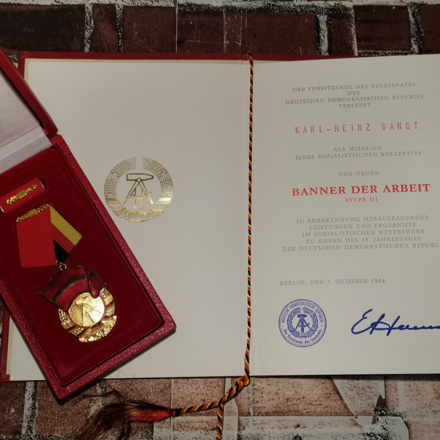 世界勋奖徽章拍卖第3期 东德三级劳动红旗勋章精装带证书