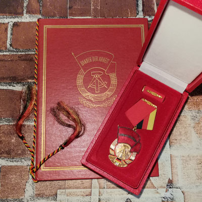 世界勋奖徽章拍卖第3期 - 东德三级劳动红旗勋章精装带证书