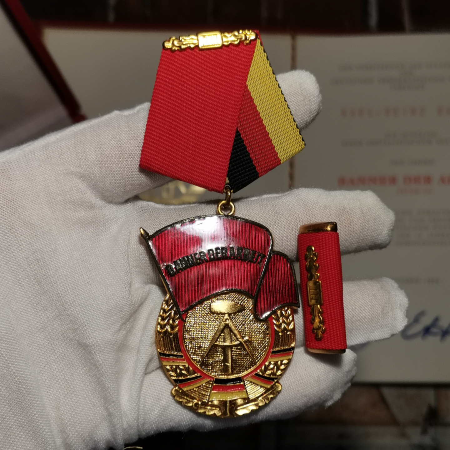 世界勋奖徽章拍卖第3期 东德三级劳动红旗勋章精装带证书