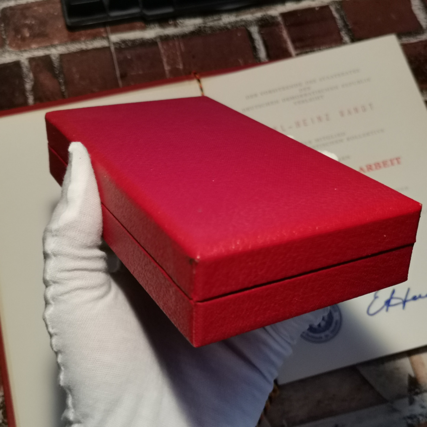 世界勋奖徽章拍卖第3期 东德三级劳动红旗勋章精装带证书