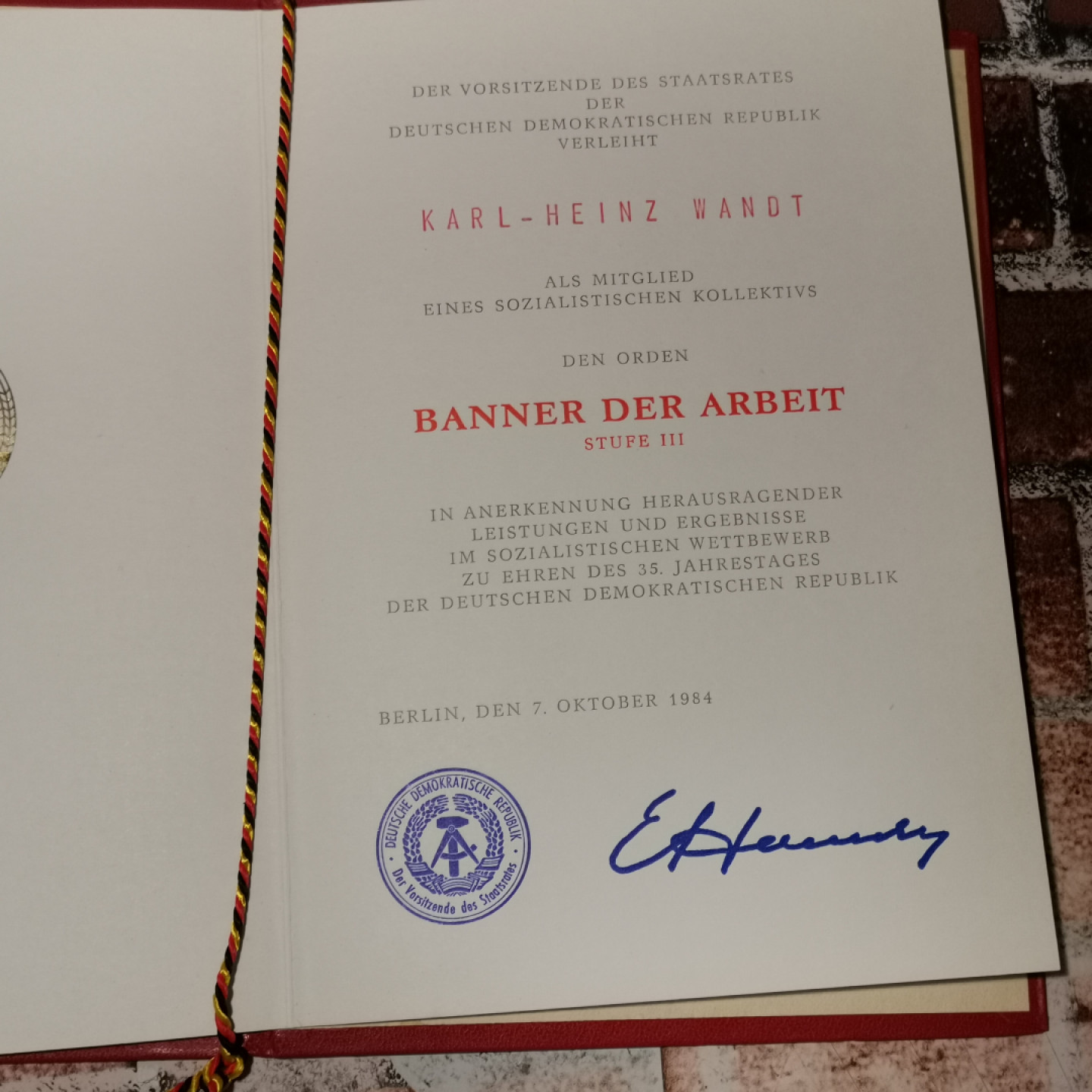 世界勋奖徽章拍卖第3期 东德三级劳动红旗勋章精装带证书