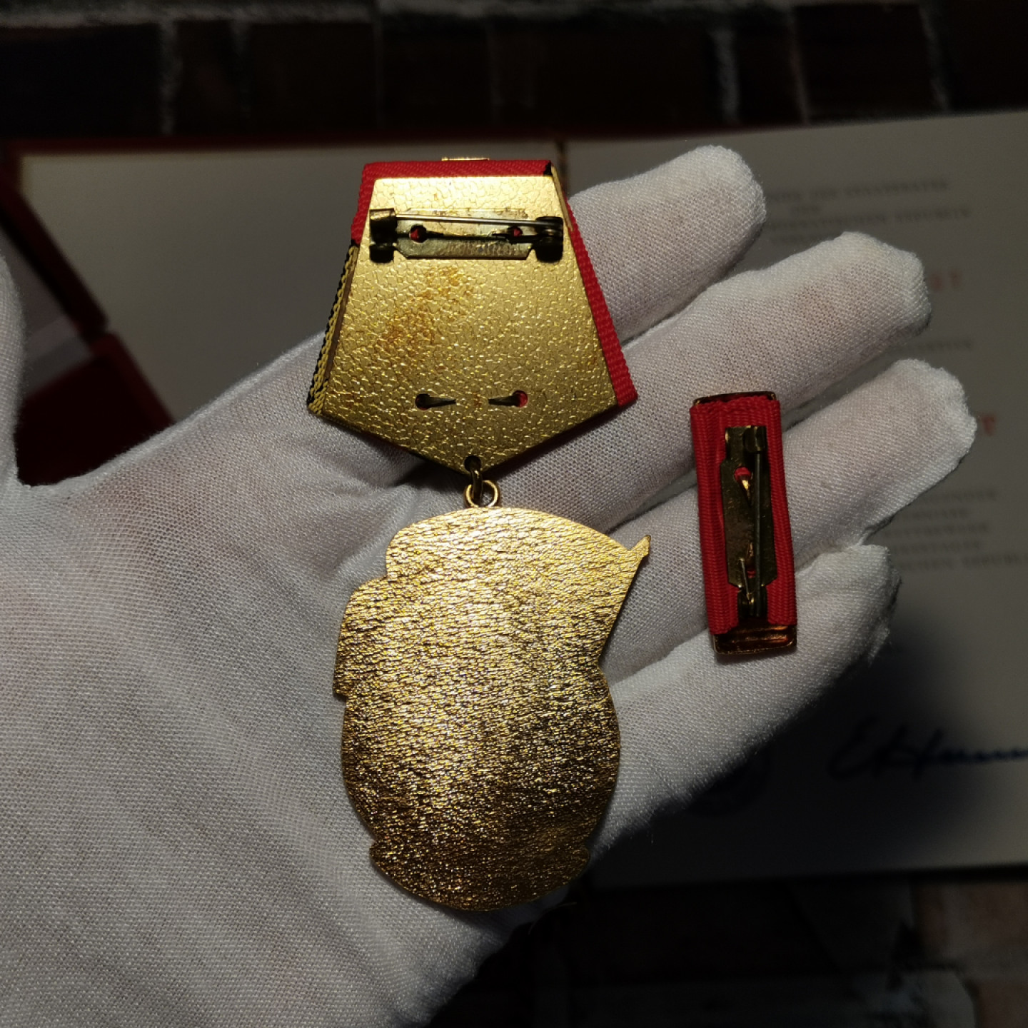 世界勋奖徽章拍卖第3期 东德三级劳动红旗勋章精装带证书