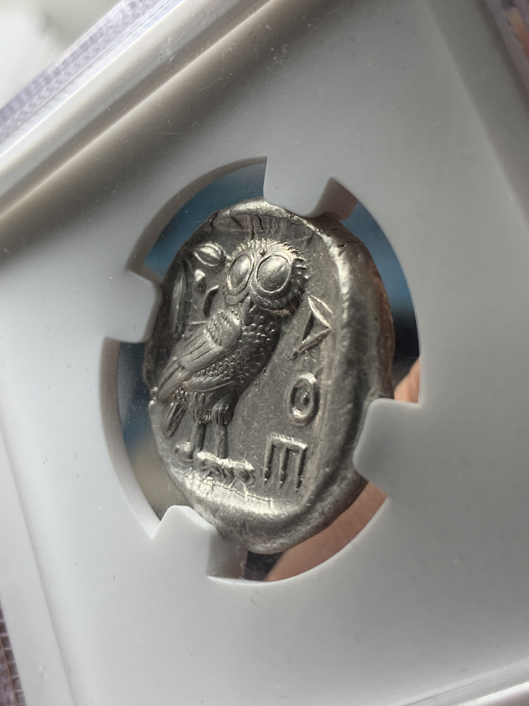 《竞宝斋》钱币微拍-第17场-本周日，周一2场连拍（全场顺丰包邮） NGC 评级 古希腊 CH-AU 双五分 公元前440-404年 正面为雅典娜女神 全脸币胚圆润，背面为呆萌猫头鹰  热门系列